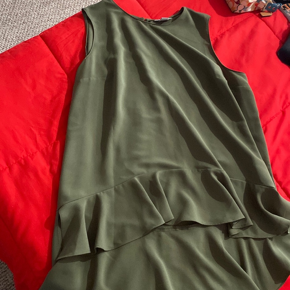 Sleeveless hi low top